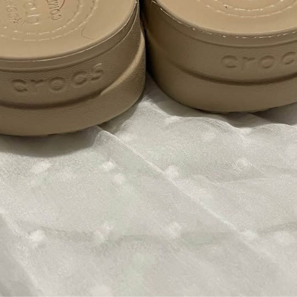 New women’s CROCS Iconic Comfort Tan Gold Glitter Flip Flops Size W7 - Picture 6 of 6